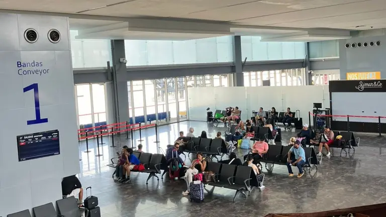 Tras el Paso de Erick, se Reanudan Operaciones en Aeropuerto Internacional de Acapulco, Guerrero.