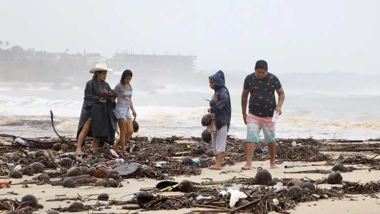 Afectaciones en Puerto Escondido, Oaxaca, por el huracán Erick.