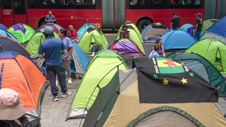 Manifestantes colocan casas de campaña en bloqueo en Avenida Insurgentes. Junio 12, 2025.