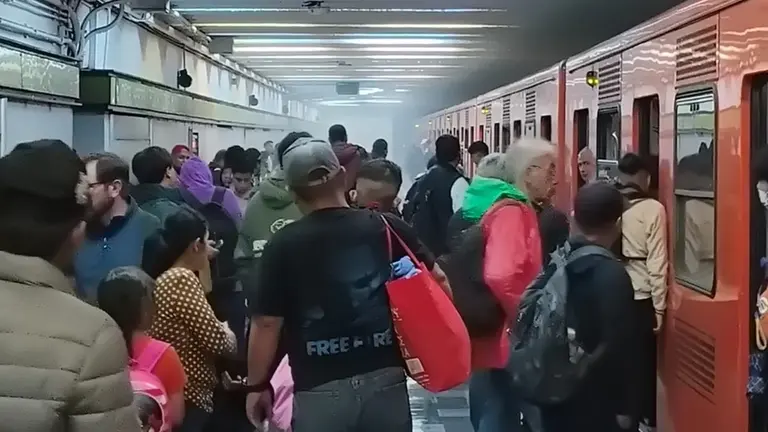 Implementan marcha lenta en Metro de la Ciudad de México por lluvias.